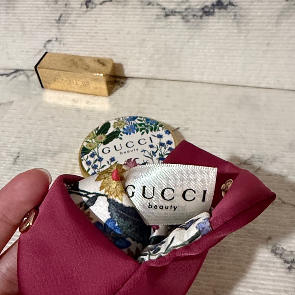 Gucci Beauty Flora Compact Mirror Antique Floral Design with Burgundy Snap Pouch - Picture 12 of 15
